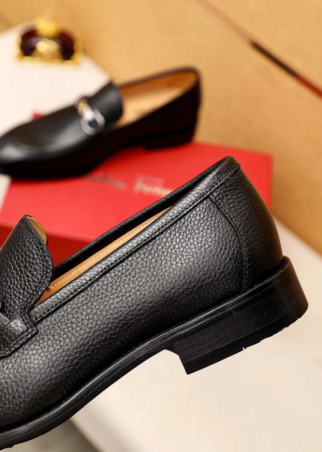 Men's shoes 💰460 💐 Product trademark: Ferragamo "Ferragamo" casual leather shoes Regular size: 38-44 (45🉑️customized) Product materials: Selected imported first-layer pebbled calfskin upper + luxury hardware buckle, imported water-dyed cow leather lining. Strong three-dimensional visual effect, original combination outsole Color: 2⃣️colors available